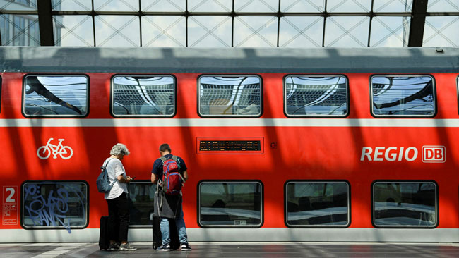 بلیط ۹ یورویی قطار برای سراسر آلمان و کاهش ۳۰ سنتی بهای بنزین